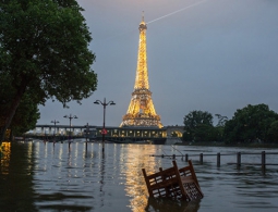 Мусор, заполонивший Париж из-за забастовки, постепенно вывозят
