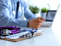 Главврач латвийского онкоцентра временно отстранен от должности