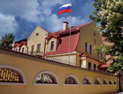 СМИ: радикалы принесли гроб к консульству России в Харькове