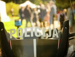 Солдат НАТО подозревают в порче имущества после танцев на крыше авто в Риге