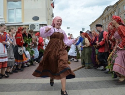 В Брянске на гала-концерте «Деснянского хоровода» выступили 19 коллективов из России и Белоруссии
