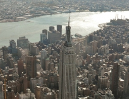 В память о жертвах трагедии в Орландо погасли огни Эмпайр Стейт Билдинг