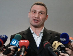 Кличко поцеловал журналистку в ответ на вопрос о своей жене