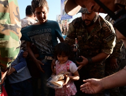 Российские военные доставили гумпомощь для христианской общины Латакии