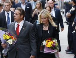 Губернатор штата Нью-Йорк посетил памятную акцию у гей-клуба Stonewall