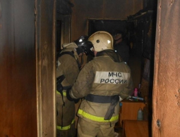 В Брянске из горящего дома пожарные спасли человека