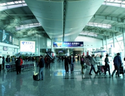 В Китае арестованы три пассажира за опасное поведение на борту самолета