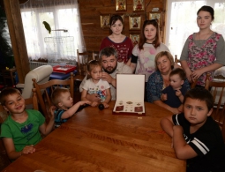 Семью из Комсомольска-на-Амуре наградили орденом "Родительская слава"