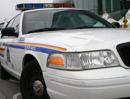 На западе Канады неизвестный с ножом убил одного человека и ранил двоих