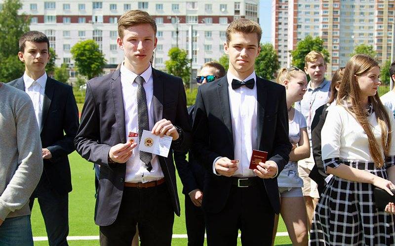 В Брянске школьникам Советского района вручили золотые знаки ГТО