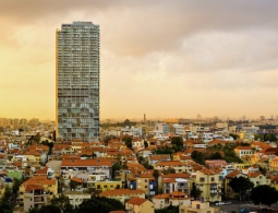 В Тель-Авиве автомобиль наехал на посетителей ресторана