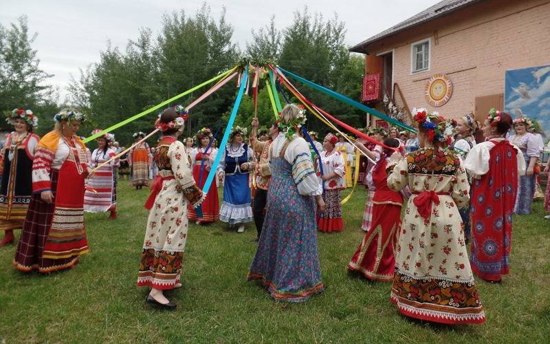 В Брянске Троицу отметили фольклорным фестивалем