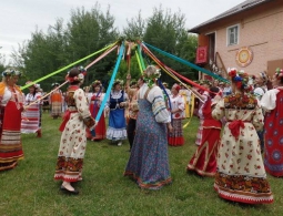 В Брянске Троицу отметили фольклорным фестивалем