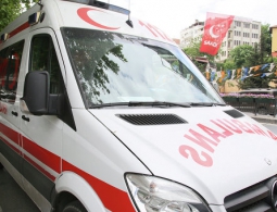 СМИ: в Турции на переезде поезд снес микроавтобус