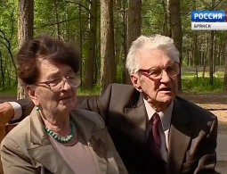 В Брянске 92-летний ветеран и его супруга отметили бриллиантовую свадьбу