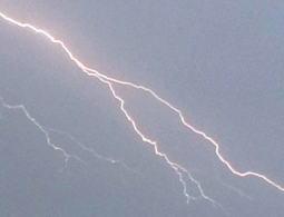 На востоке Индии от ударов молний за ночь погибли 45 человек