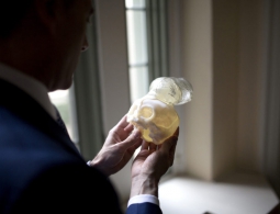 Врачи спасли ребенка, который родился с мозгом вне головы