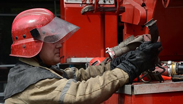 Пожарные ликвидировали возгорание на складе в украинском городе Днепр