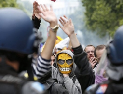 В Париже участники манифестации против трудовой реформы зажгли фаер