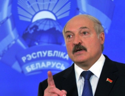 Белорусы прислушались к совету Лукашенко "раздеваться и работать"