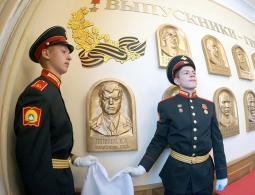В Екатеринбурге открыли барельеф погибшему в Сирии летчику