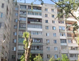 В Бежицком районе Брянска при падении с шестого этажа погиб мужчина