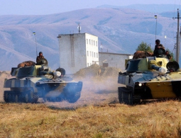 В ДНР заявили, что силовики стягивают технику к линии разграничения