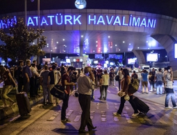 Турецкий премьер: аэропорт Ататюрка возобновил прием рейсов после терактов
