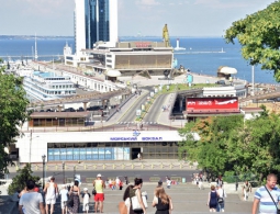 Митингующие у одесской мэрии подожгли шины, задержаны два человека