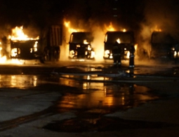 В Баку на авторынке вспыхнул пожар