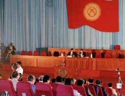 Парламент Киргизии в первом чтении одобрил законопроект о референдуме