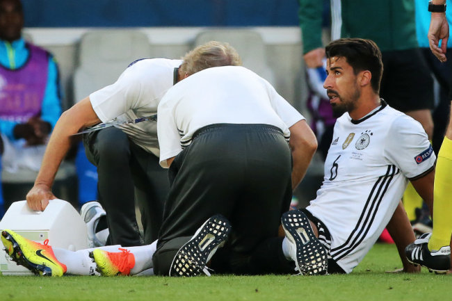 Полузащитник сборной Германии Хедира больше не сыграет на Евро-2016