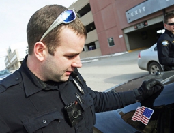 В США расследуют убийство темнокожего мужчины полицейскими в Луизиане