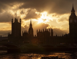 Британские парламентарии назовут двух финалистов на выборах премьера