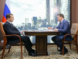 Медведев поддержал идею объединения детсадов и школ