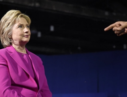 Конгресс США потребовал расследовать показания Клинтон по "делу о почте"