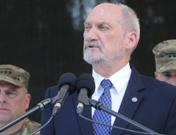 Министр обороны Польши назвал Россию виновной в Волынской трагедии