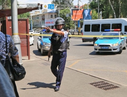При нападении на отдел полиции в Алма-Ате погибли четыре человека