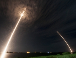 SpaceX во второй раз осуществила успешную посадку ступени ракеты на сушу