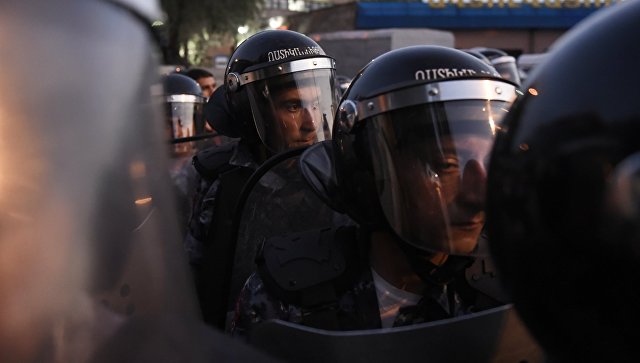 В Ереване произошли столкновения участников акции протеста с полицией