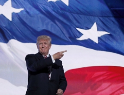 Опрос: Трамп обогнал Клинтон по популярности