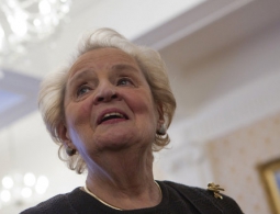 Олбрайт заявила, что избрание Трампа станет "подарком Путину"