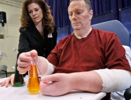 Первый американец, перенесший трансплантацию обеих рук, хочет от них избавиться