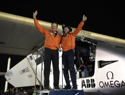 Самолет на солнечной энергии Solar Impulse 2 завершил кругосветное путешествие