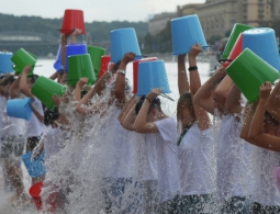 Акция Ice Bucket Challenge помогла найти ключ к "болезни Стивена Хокинга"