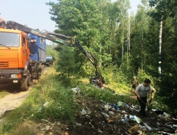 В лесу под Брянском убрали свалку мусора