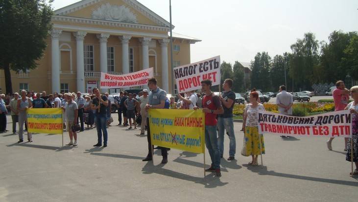 Жители Дятькова потребовали дорог и подарили главе макароны