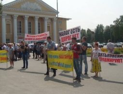 Жители Дятькова потребовали дорог и подарили главе макароны