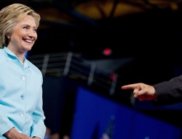 Клинтон опережает Трампа по популярности, показал опрос