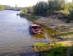В Брянске пьяный водитель утопил "ВАЗ" в озере